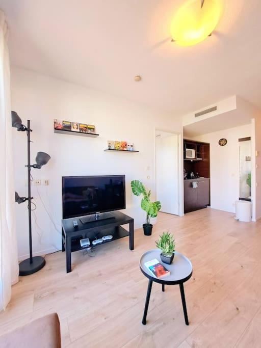 Le Valmy: Appartement Lumineux Au Pied Du Metro Лион Экстерьер фото