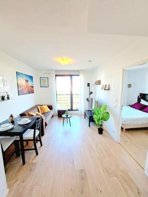Le Valmy: Appartement Lumineux Au Pied Du Metro Лион Экстерьер фото