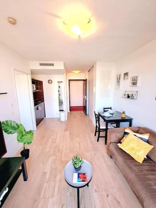Le Valmy: Appartement Lumineux Au Pied Du Metro Лион Экстерьер фото